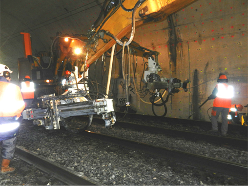 挖改锚杆钻车施工于法国铁路隧道（意大利）